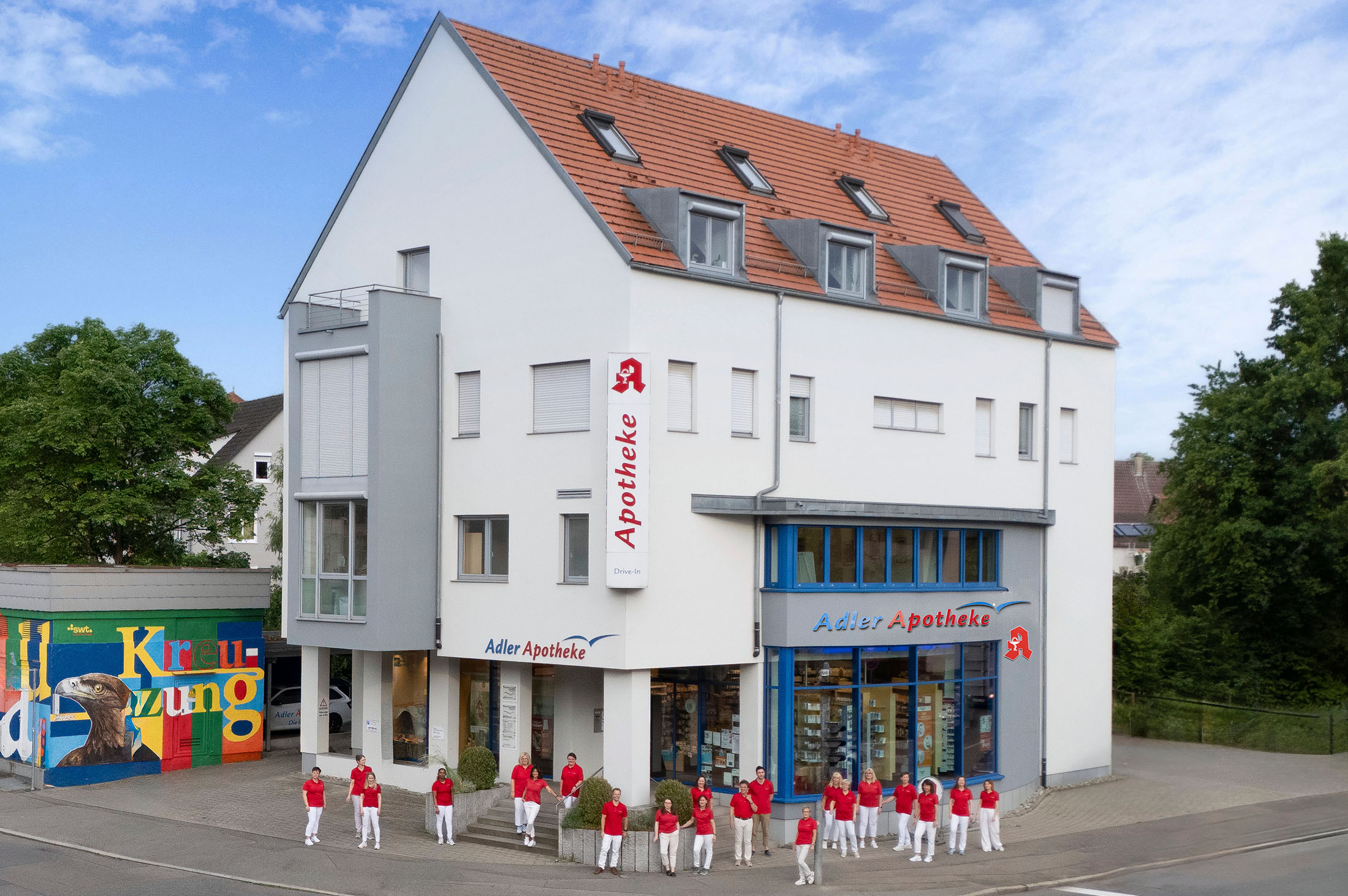 Adler-Apotheke aussen mit Team