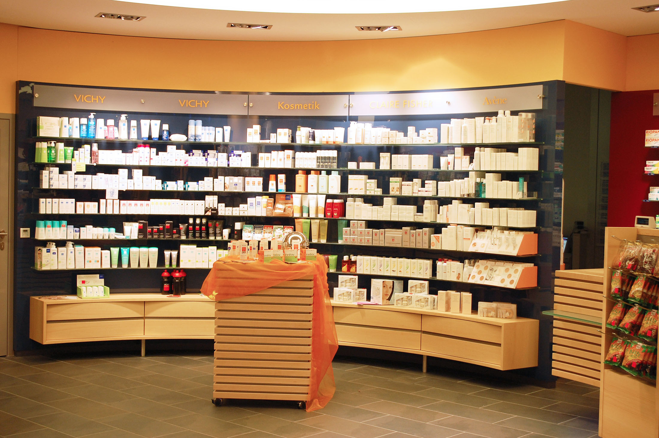 Adler-Apotheke innen